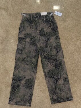 Cozi Women’s Straight-Leg Cargo Pants in Olive Green camo